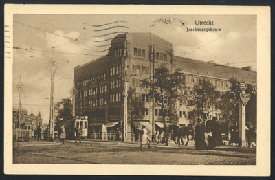 606234 Gezicht op het Jaarbeursgebouw aan het Vredenburg te Utrecht, met op de voorgrond de Catharijnebrug.